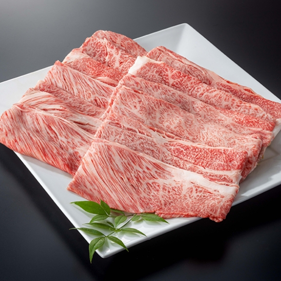 黒毛和牛のきめが細かく柔らかい部位を厳選いたしました。肩肉はサシと赤身のバランスがちょうど良く、薄くスライスすることで柔らかくしゃぶしゃぶやすき焼きで美味しく召し上がれます。