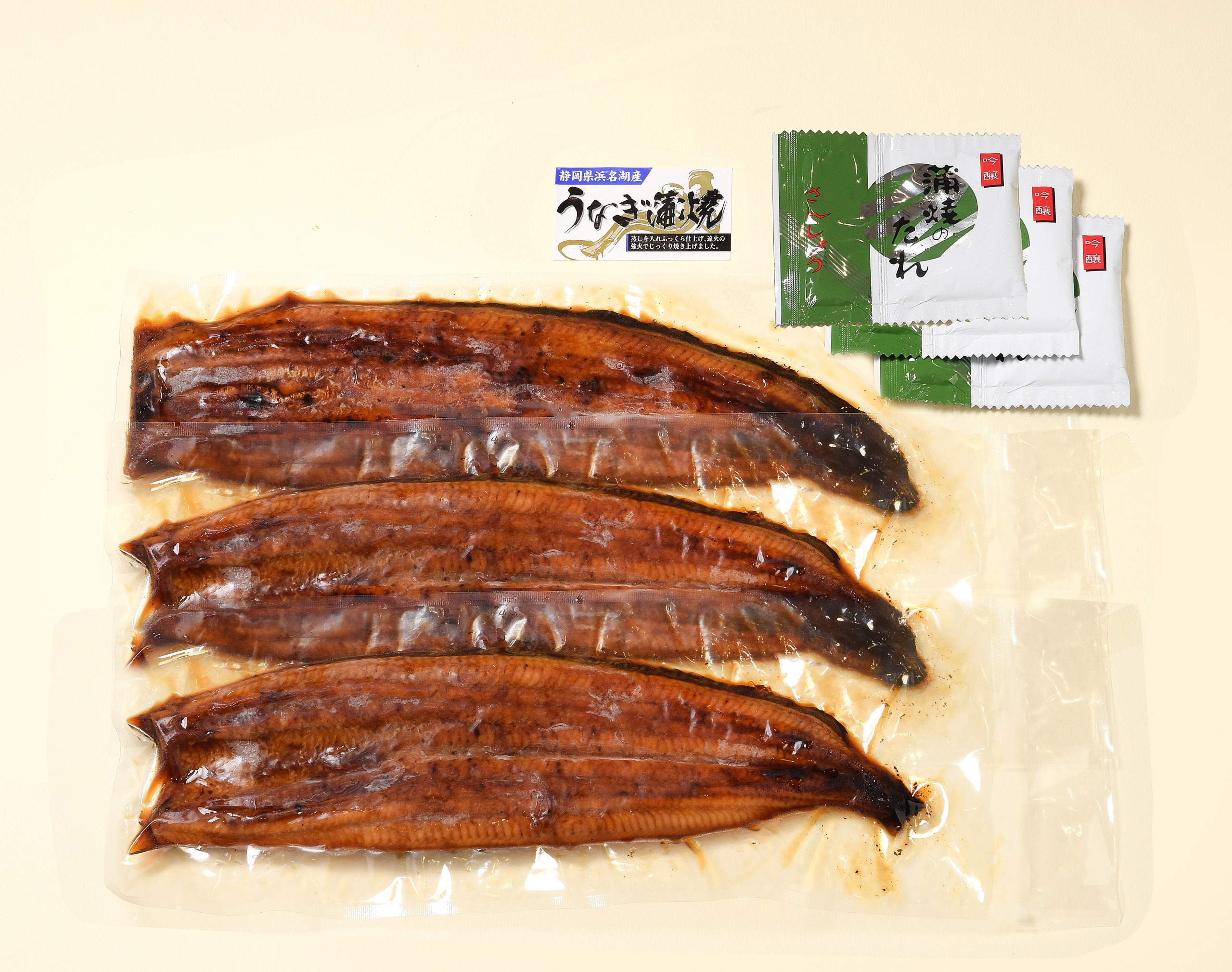 静岡県で採捕されたシラスを原料に、静岡県浜名湖で養殖されたうなぎを使用しております。（1尾約180g～200g）